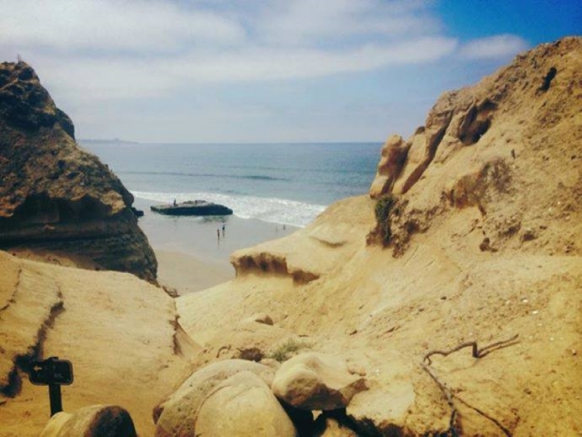 Playa cerca de la montaña